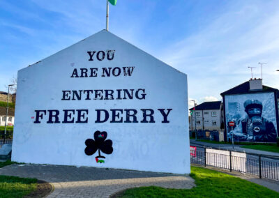 Nordirland Roadtrip Sehenswürdigkeiten: Eines der bekannten "Free Derry" Murals - Streetart in Nordirland