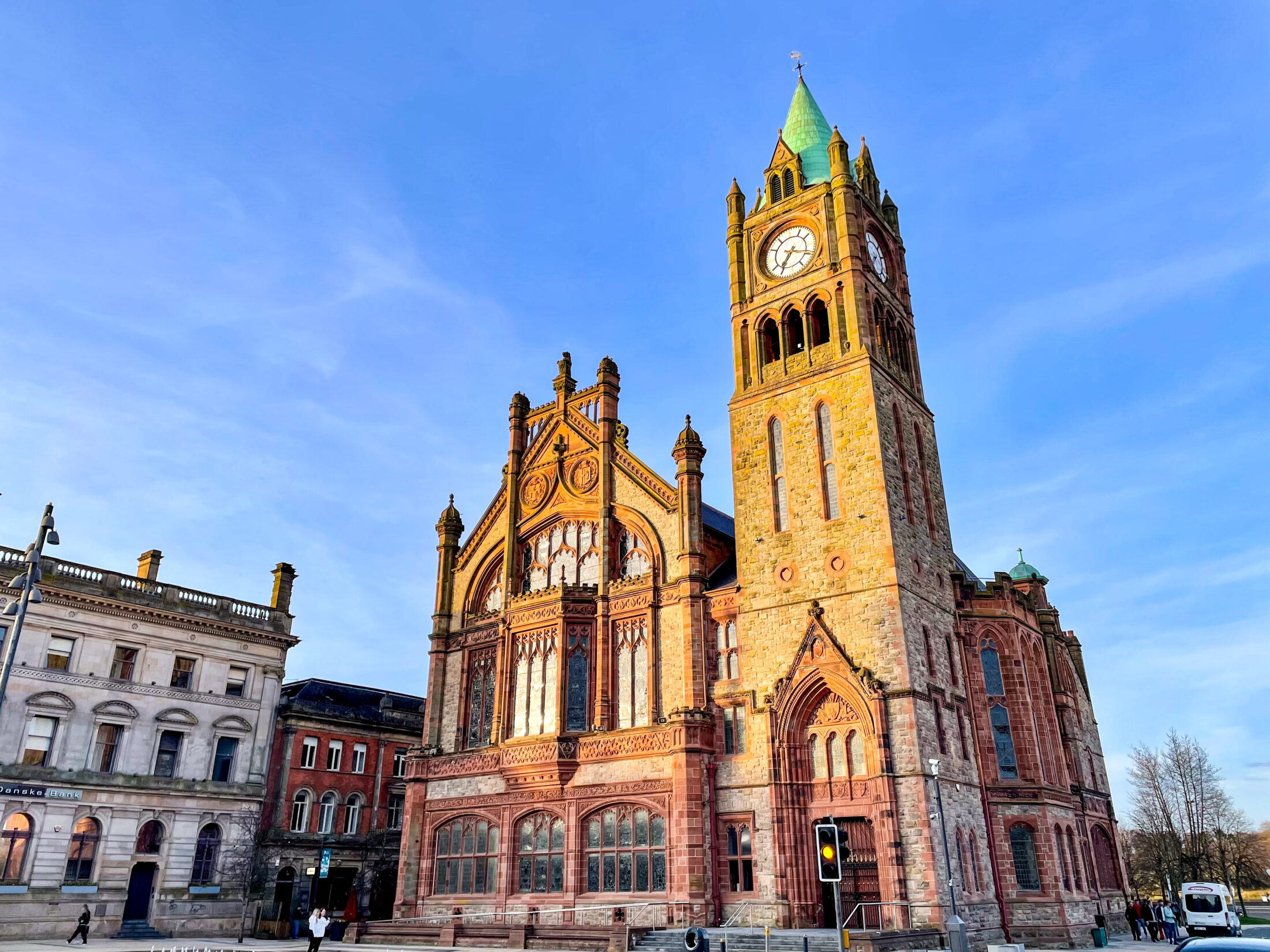 Die mächtige Guildhall ist eine der Sehenswürdigkeiten von Derry