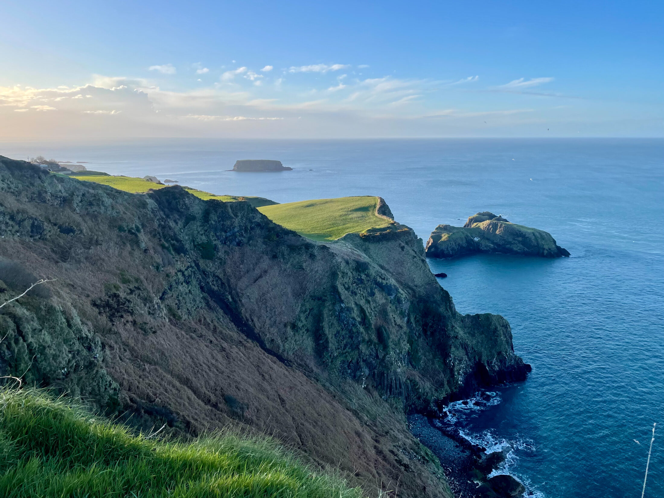 Die berühmte Carrick-a-Rede Hängeseilbrücke vom Portaneevy Viewpoint
