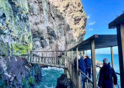 Nordirland Roadtrip Sehenswürdigkeiten: In Nordirland entdeckst du eine atemberaubende Steilküste