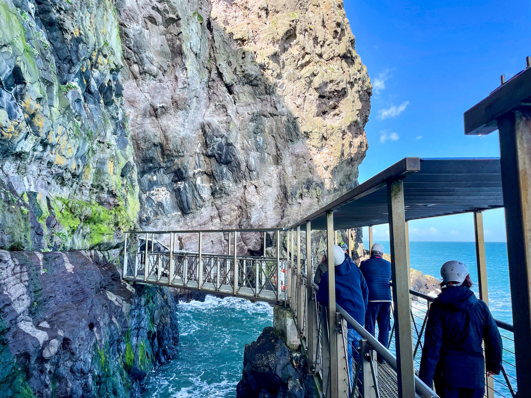 Nordirland Roadtrip Sehenswürdigkeiten: In Nordirland entdeckst du eine atemberaubende Steilküste