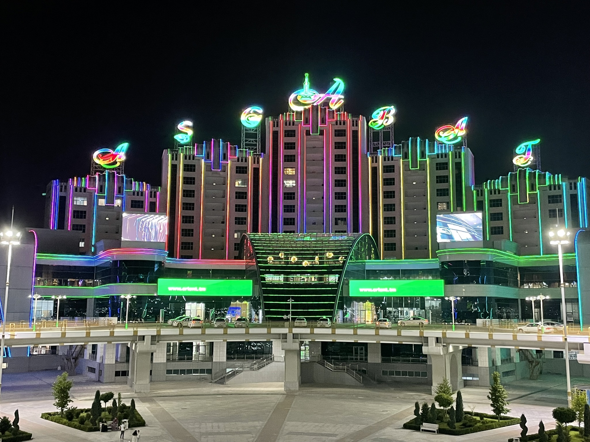 Die Ashgabat Mall von vorne bei Nacht