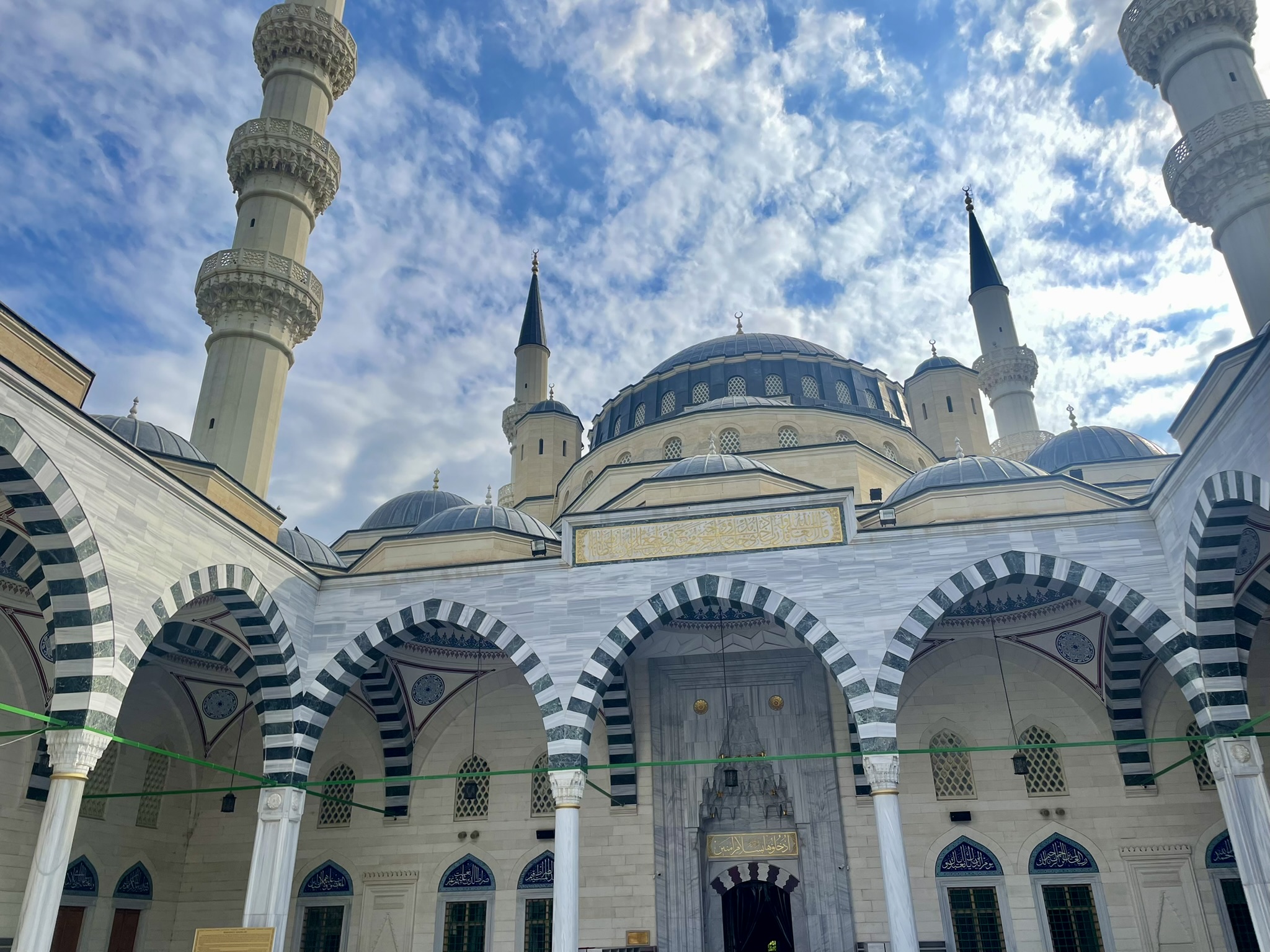 Die vier Minarette der Ertugrul Gazi Moschee