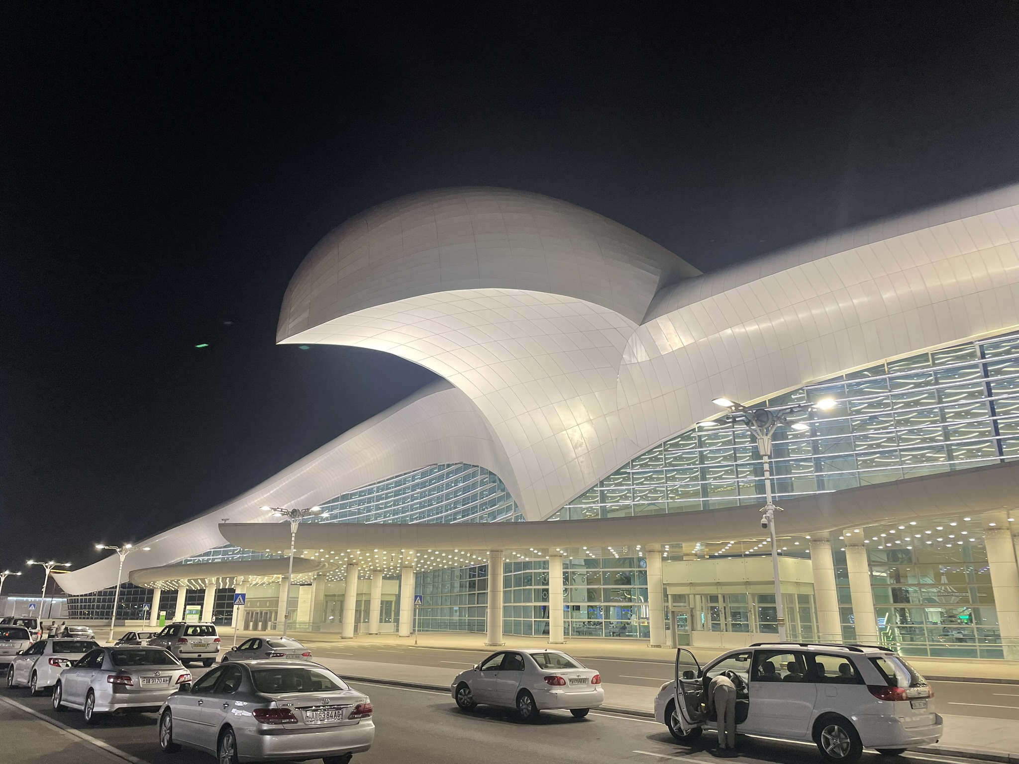 Das Terminal des Flughafens von Ashgabat ist das größte Gebäude der Welt eines Falken