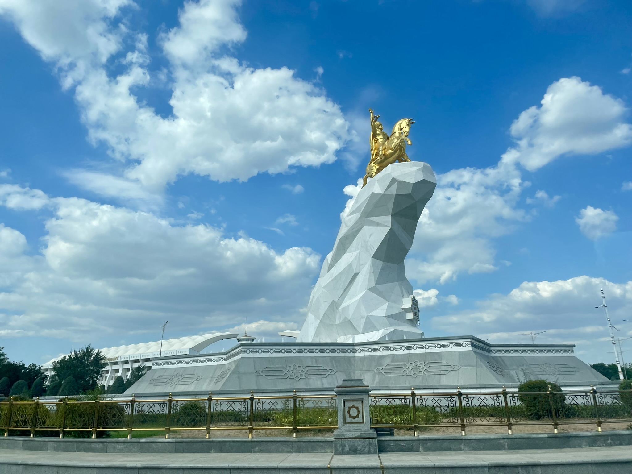Goldenes Monument von Präsident Gurbanguly Berdimuhamedov