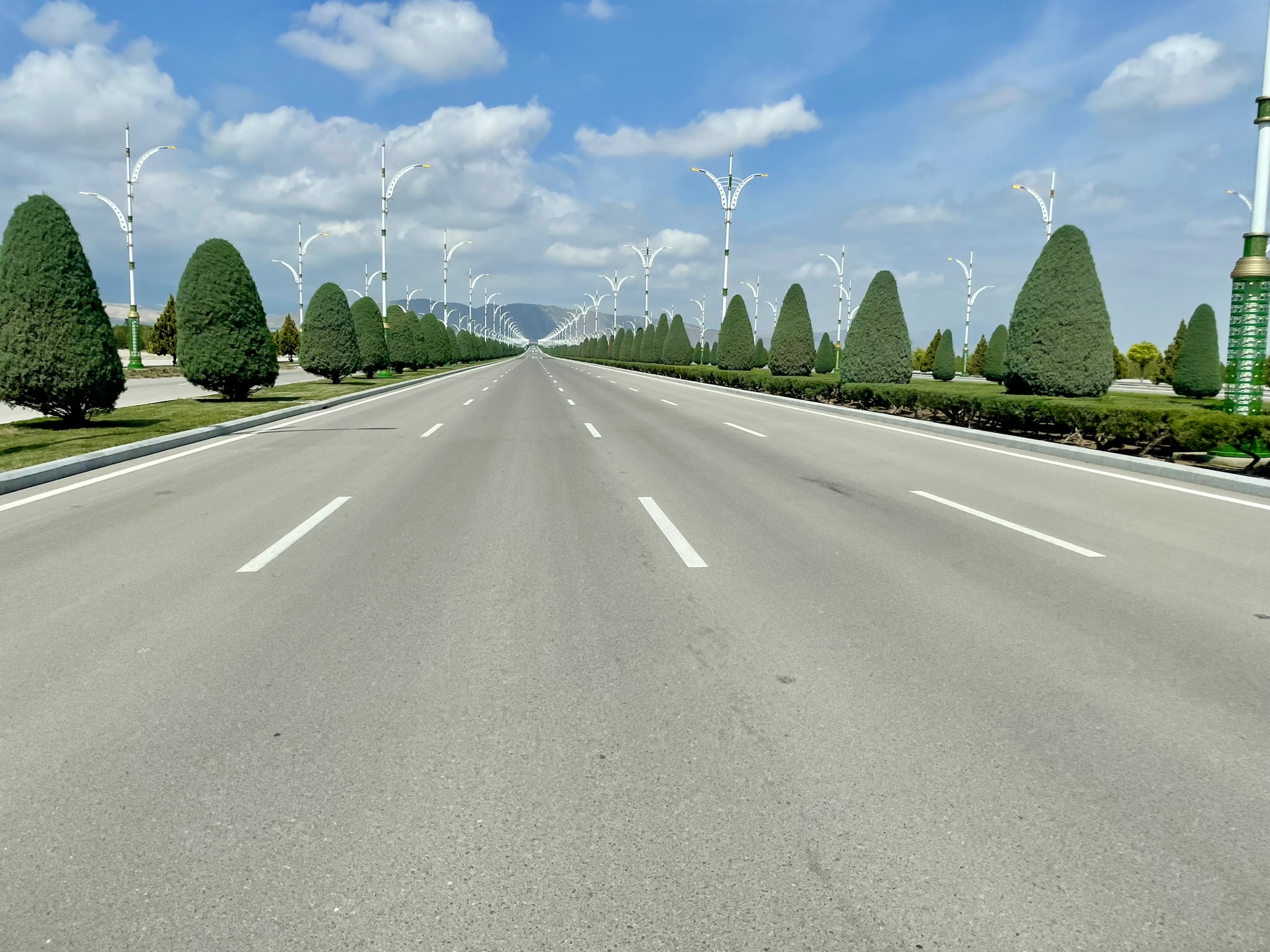 Leere Straße im Zentrum von Ashgabat