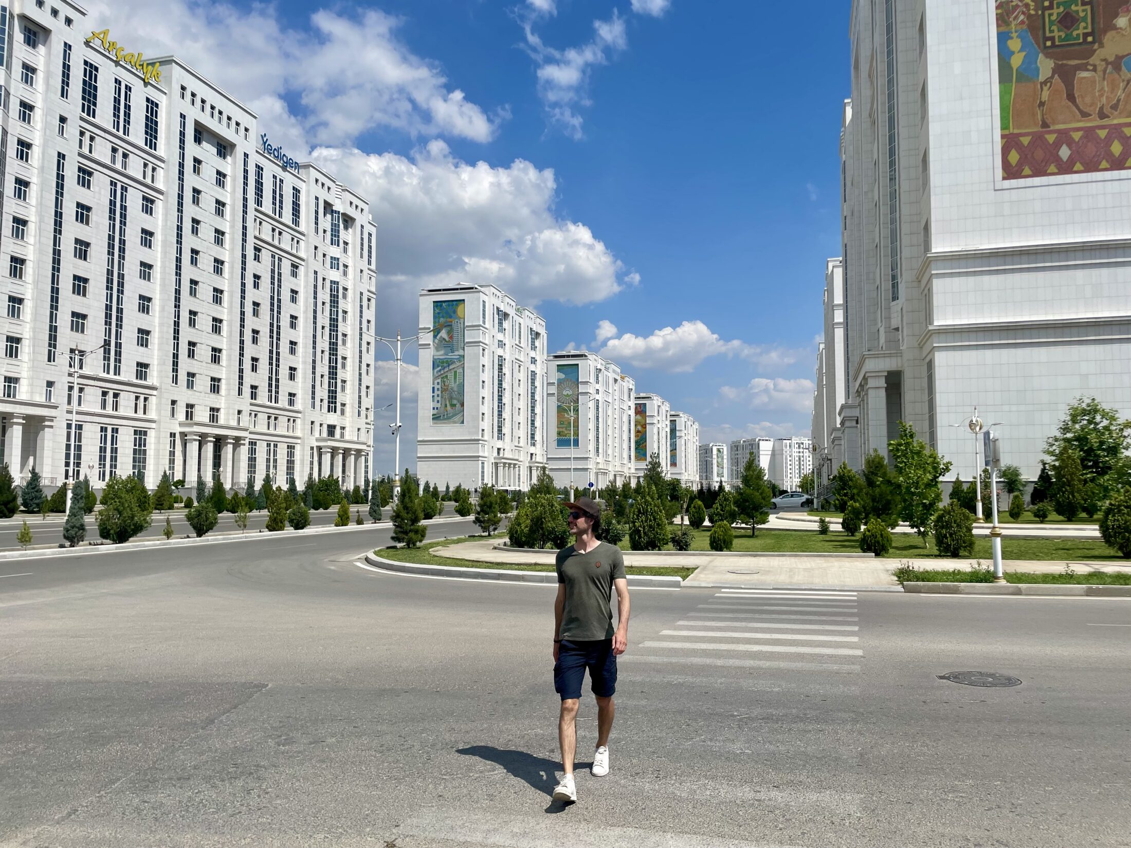 Die beeindruckenden Mosaike der Magtymguly Avenue im sowjetischen Stil