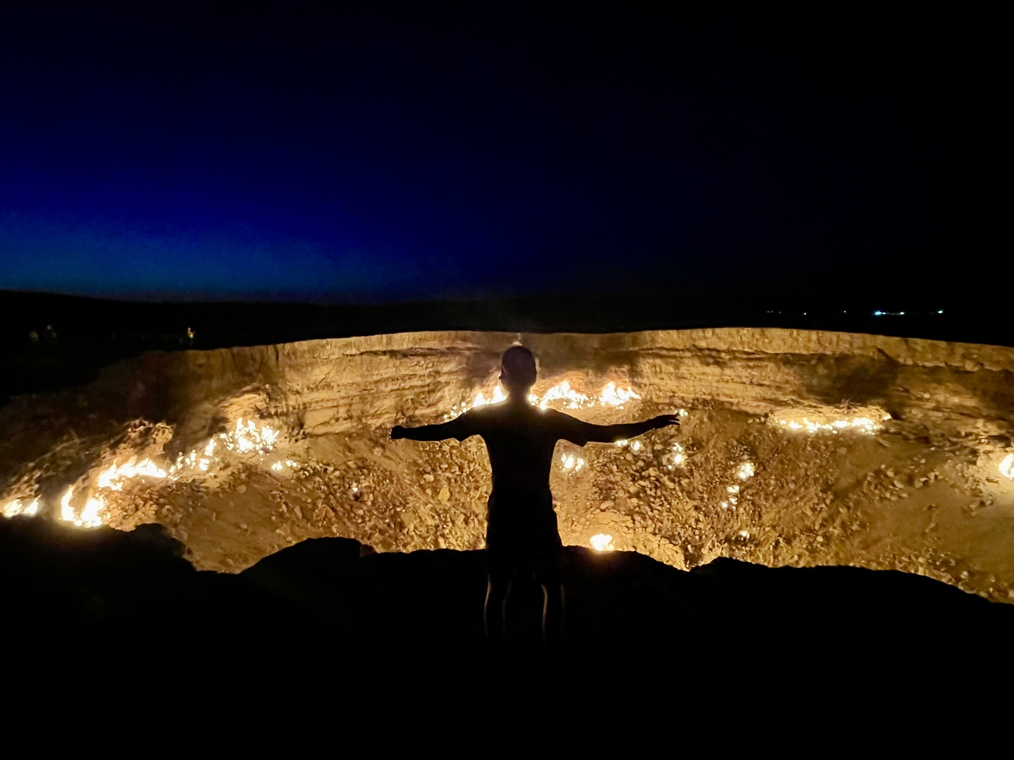 Ich als Silhouette mitten in der Nacht am Krater