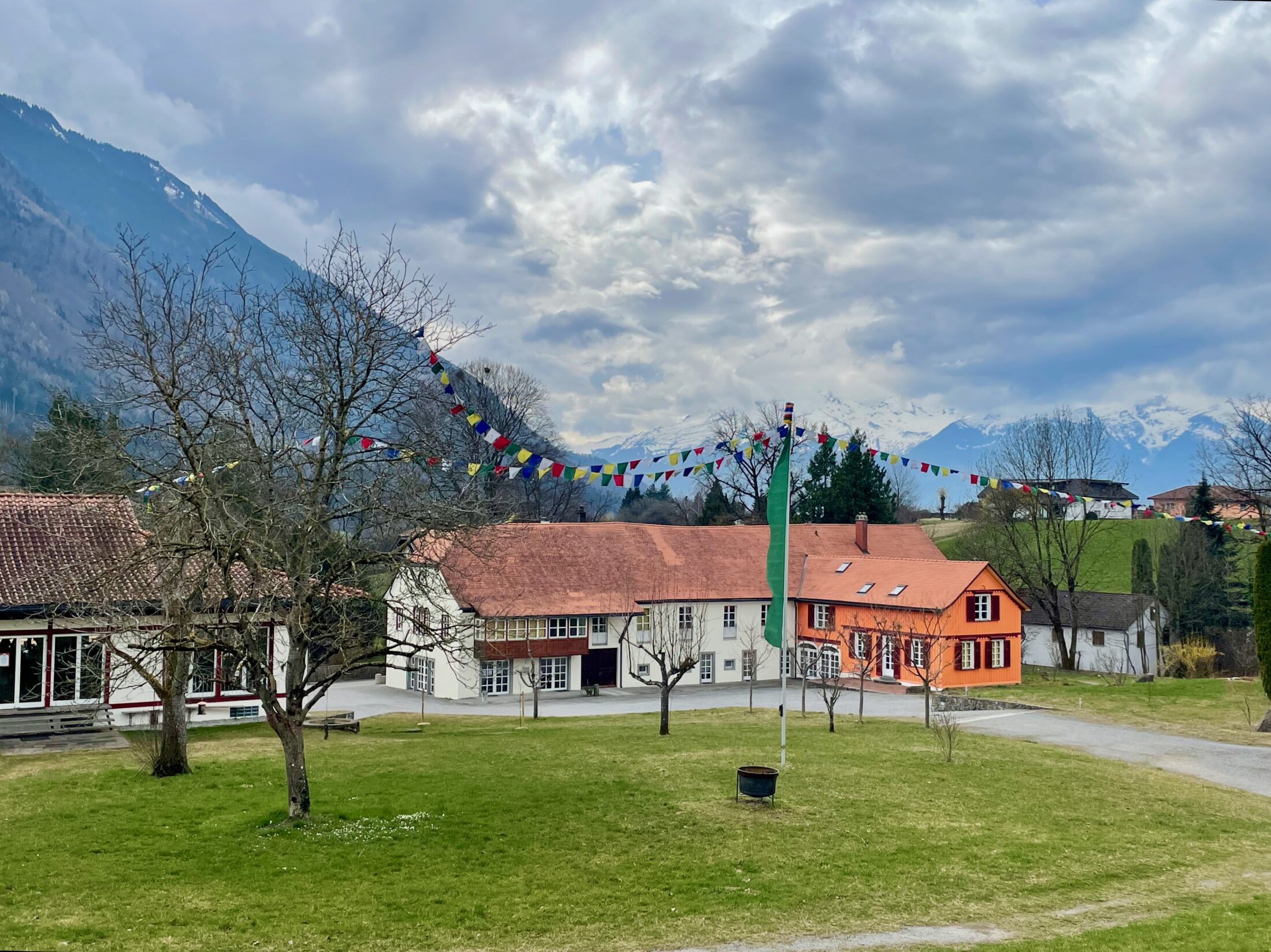 Schneebedeckte Berge im Hintergrund des Haupthauses vom Kloster Letzehof