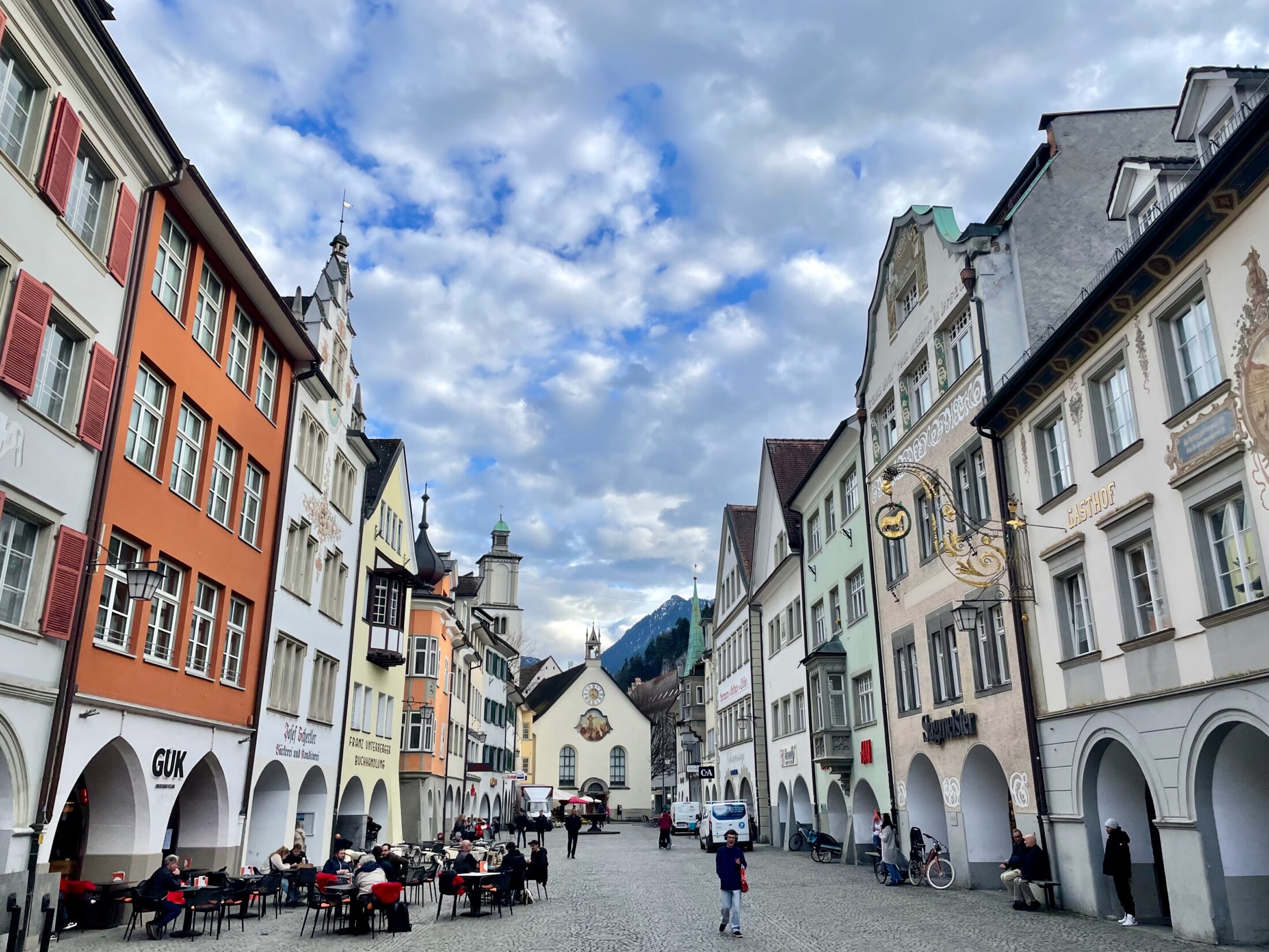 Marktplatz mit Johanniterkirche in der Altstadt von Feldkirch