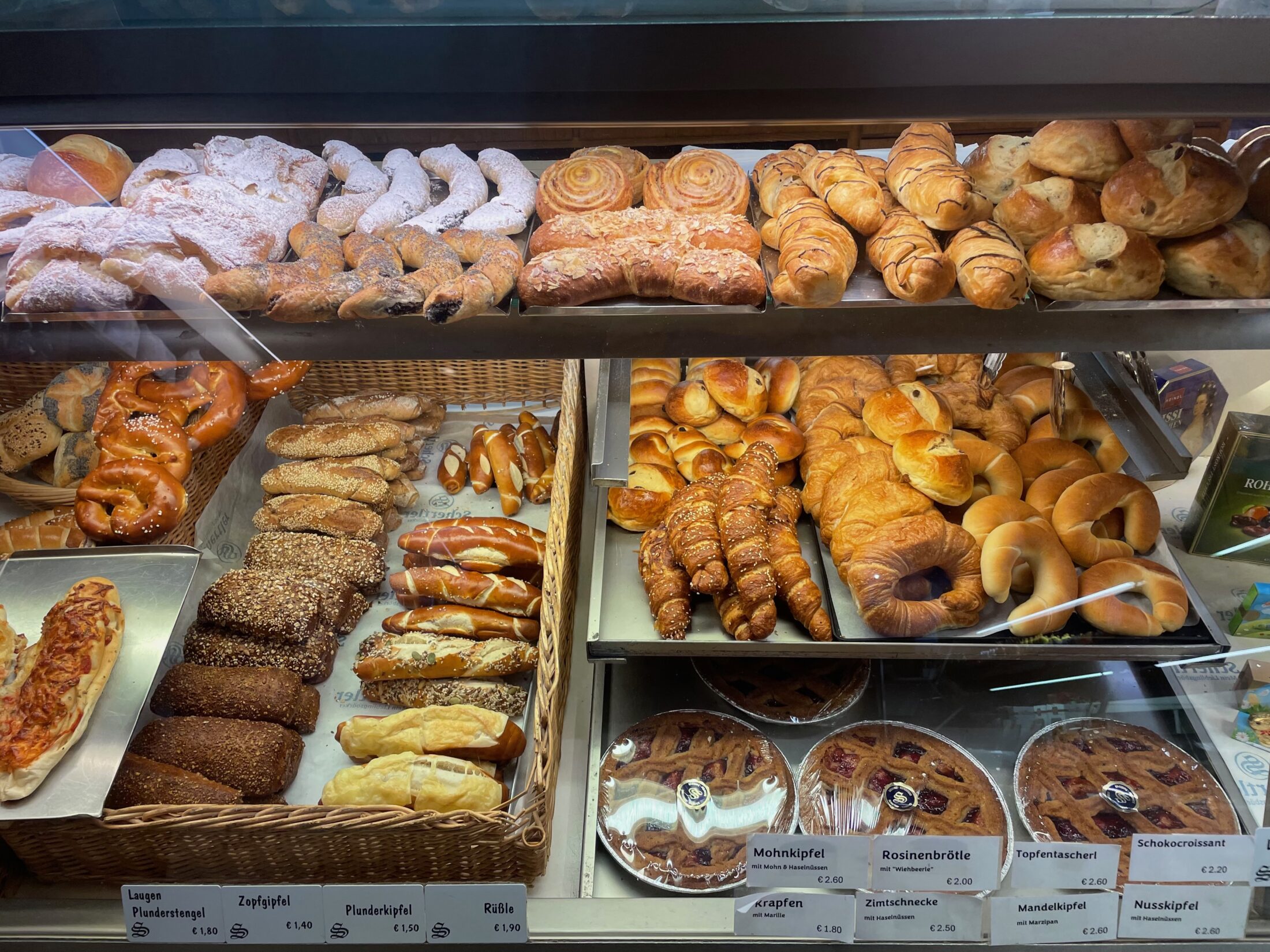 Backfrische Auslage in der Bäckerei Schertler: Darunter auch die sensationellen Nusskipferl