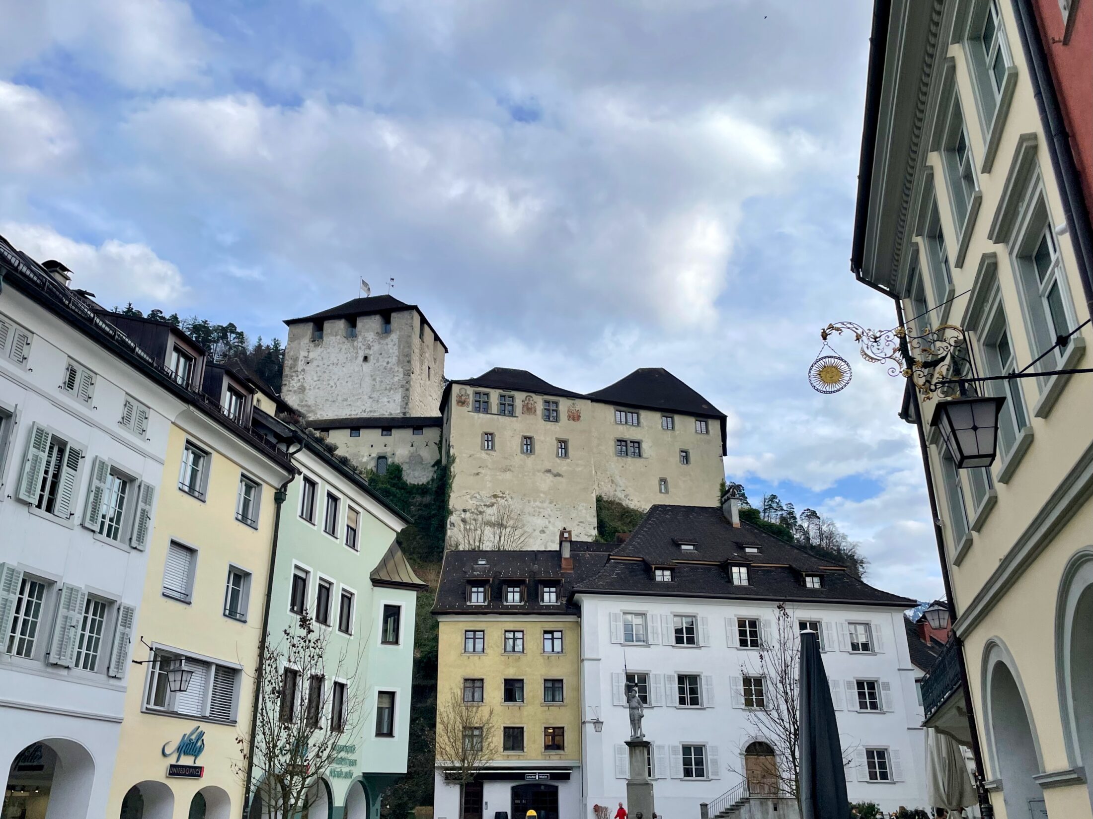 Feldkirch Geheimtipps Insider Empfehlungen: Die Schattenburg thront über der Altstadt von Feldkirch
