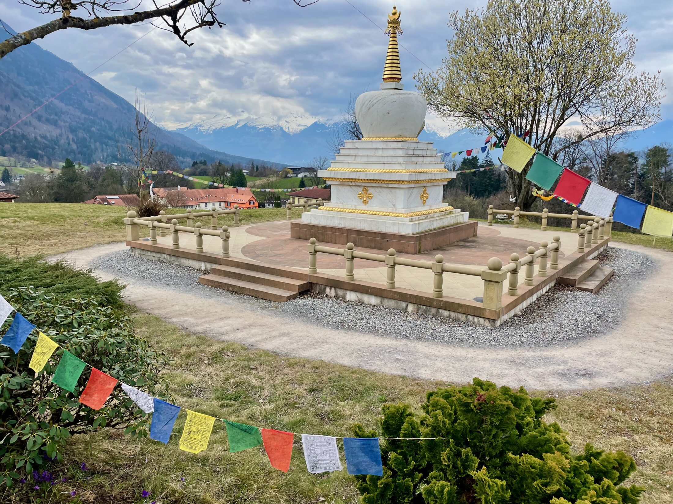 Feldkirch Geheimtipps Insider Empfehlungen: Stupa des Kloster Letzehof mit Flaggen und Alpenpanorama