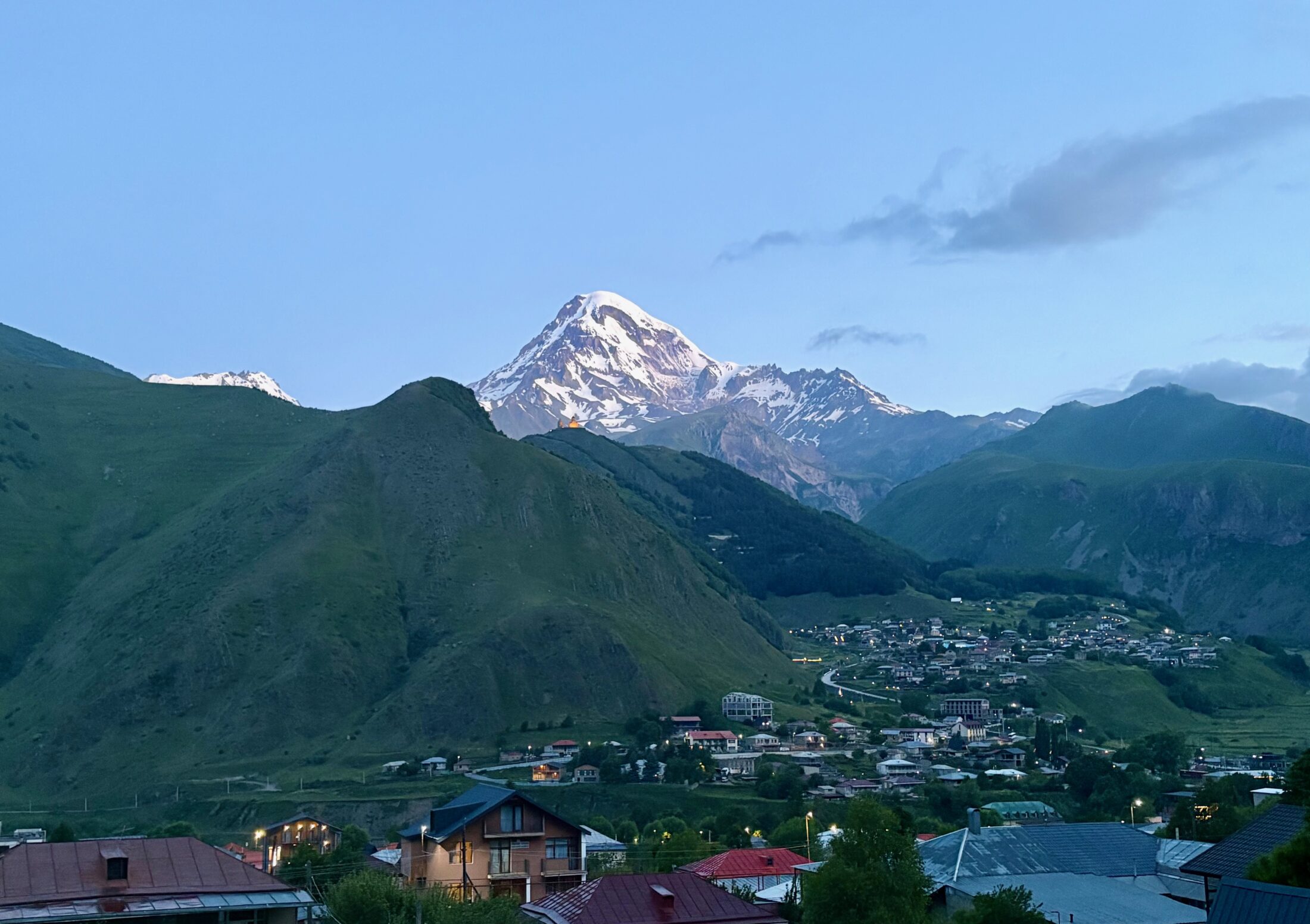 Abendlicher Blick auf Stepanzminda und den Kazbek