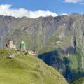 Gergeti Dreifaltigkeitskirche vor mächtiger Bergkulisse