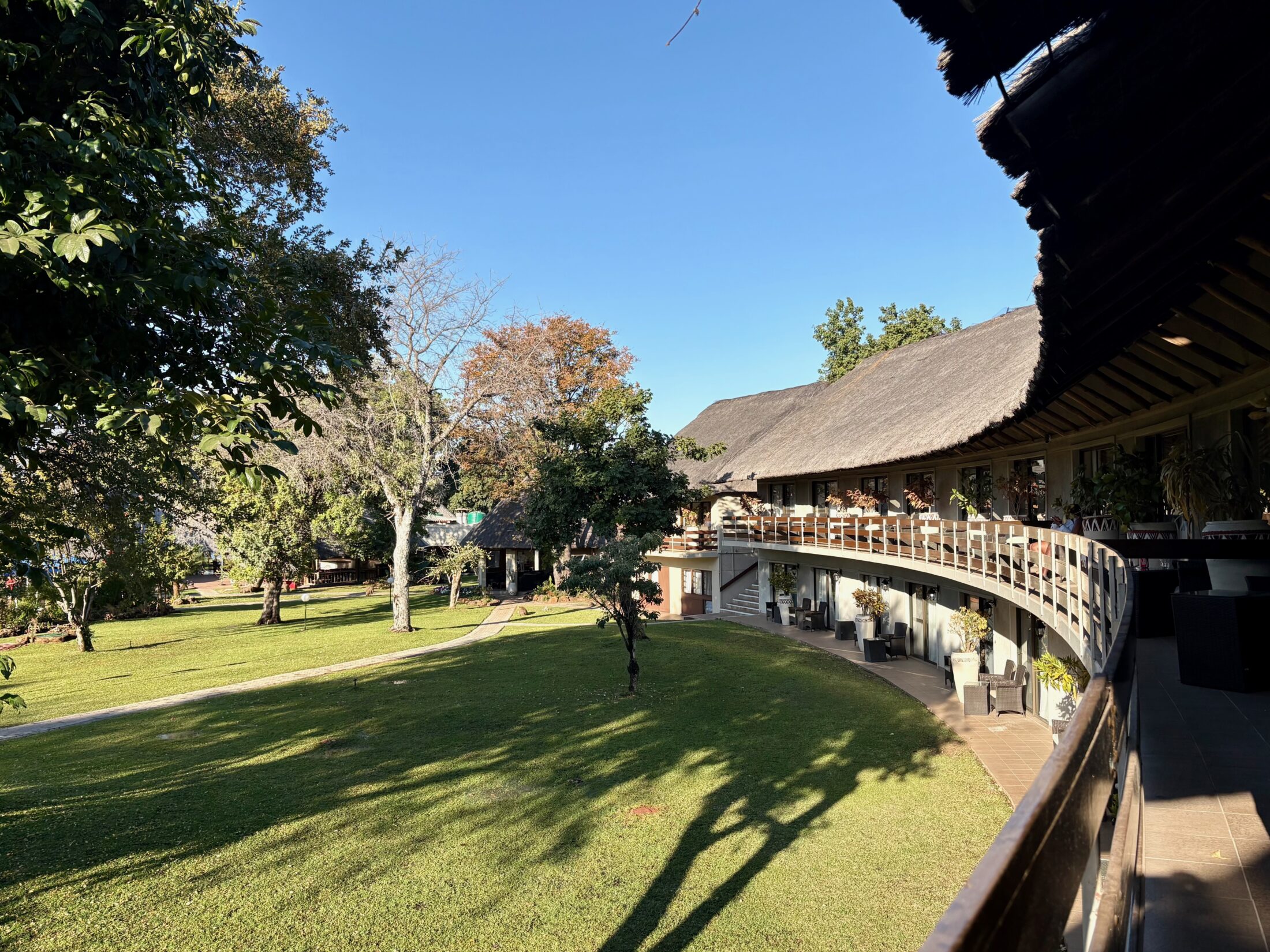 Die A'Zambesi River Lodge mit toller Anlage liegt direkt am mächtigen Fluss