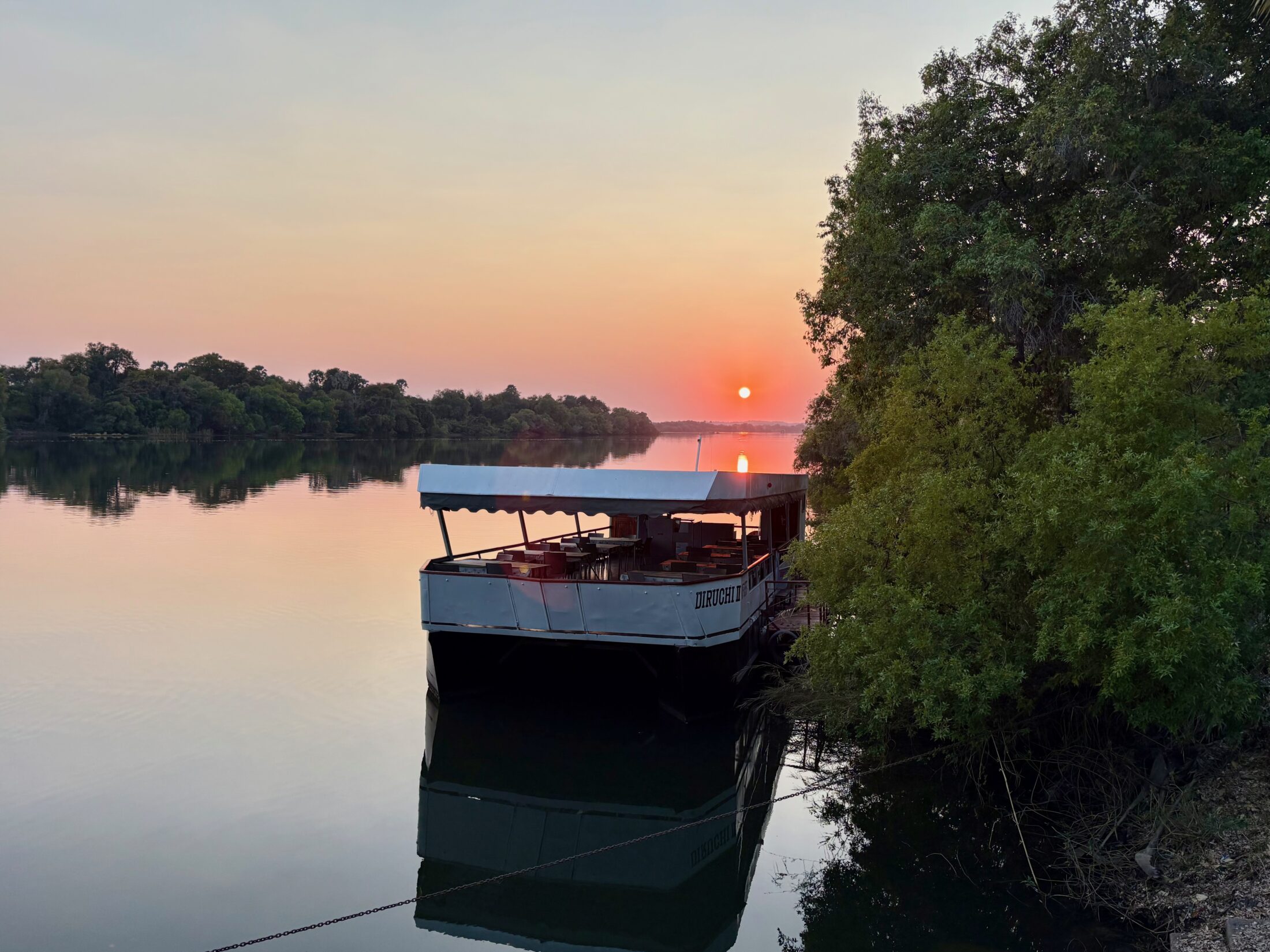 Sonnenaufgang über dem Zambezi, direkt vom Frühstück aus erlebbar