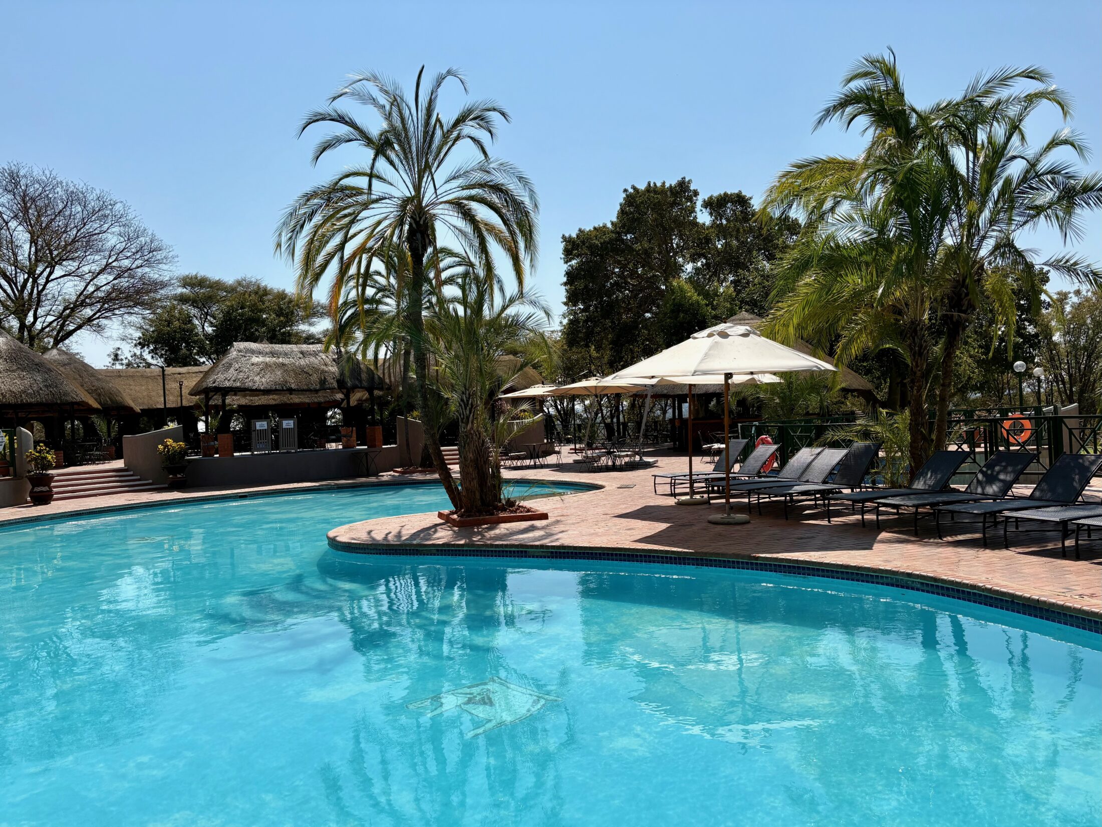 Poolanlage des Elephant Hills Resort Hotel in Victoria Falls