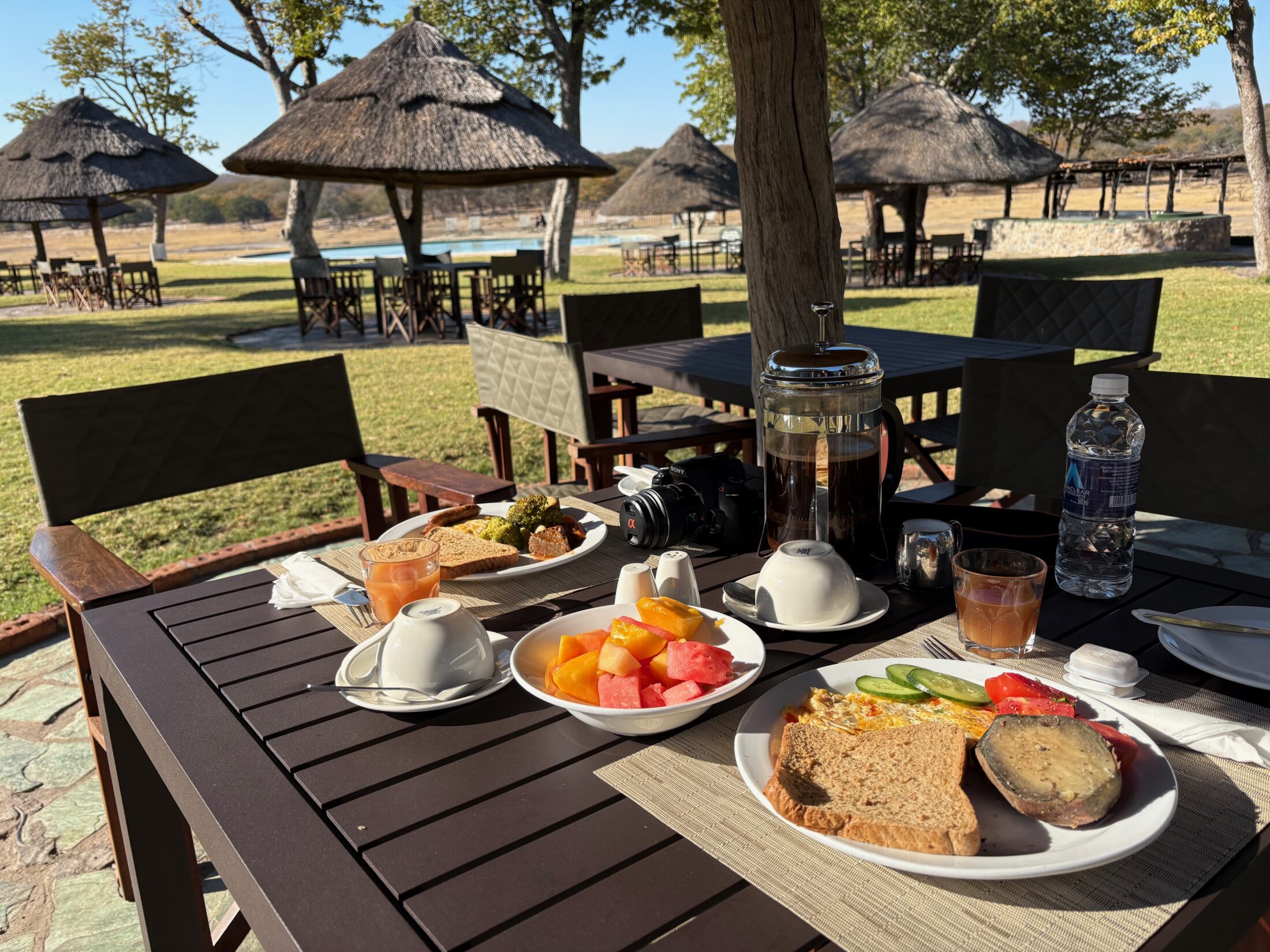 In der Hwange Safari Lodge hat man sogar vom Frühstück einen Blick aufs Wasserloch und die Tiere