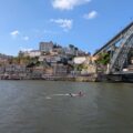Blick von unten auf den Douro Fluss in Porto.