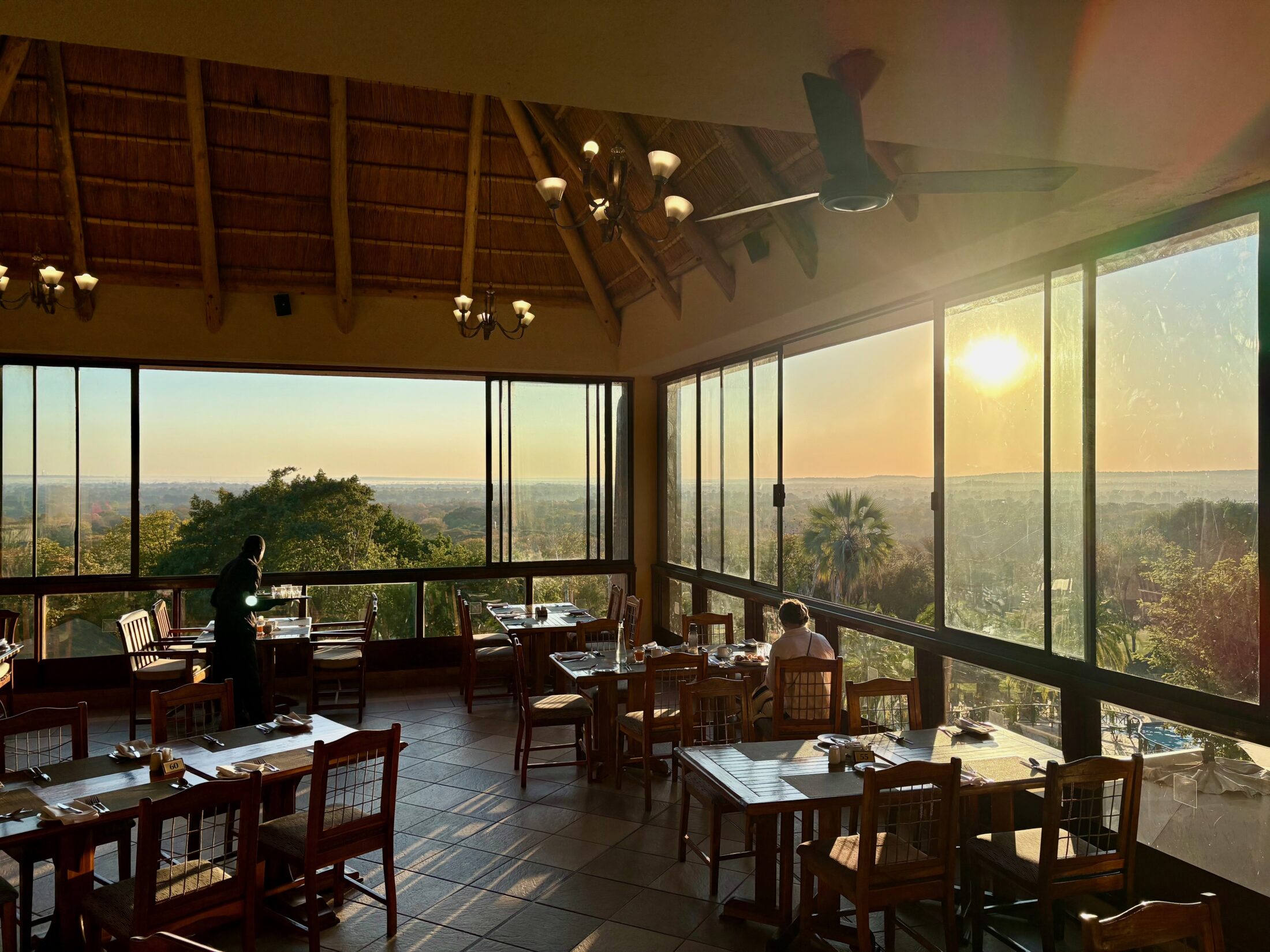 Simbabwe Sehenswürdigkeiten Reisetipps Guide: Sonnenaufgang über Afrika mit grandioser Aussicht aus dem Restaurant oder vom Frühstück