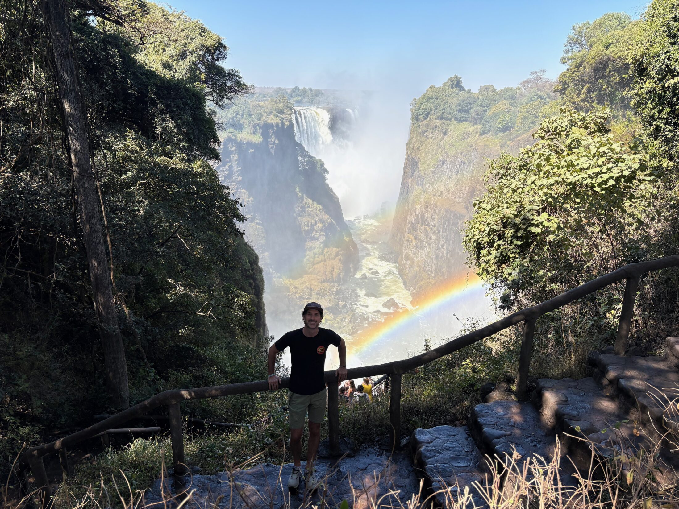 Ich am Aussichtspunkt No.2 im Victoria Falls Nationalpark mit Blick in die Schlucht