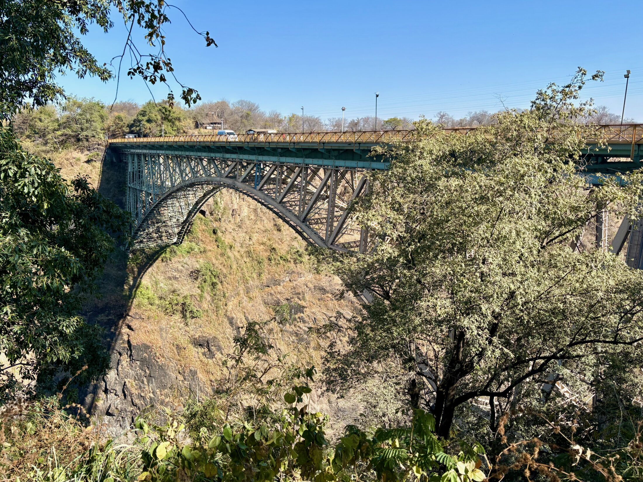View Point 16 im Nationalpark: Ausblick auf die Victoria Falls Bridge