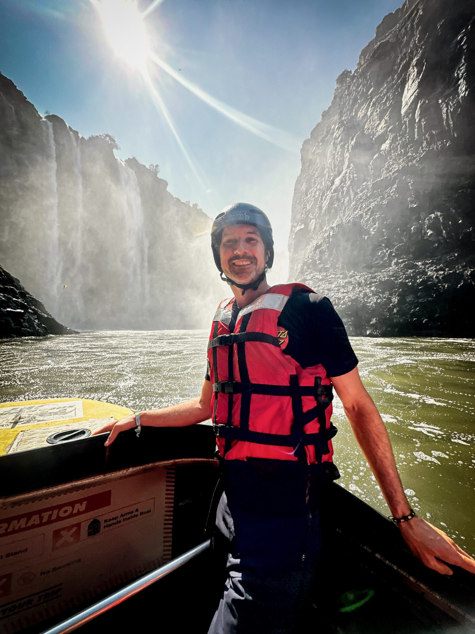 Simbabwe Sehenswürdigkeiten Reisetipps Guide: Mit dem Jet Boat kommt man ganz nah UNTER die Victoriafälle