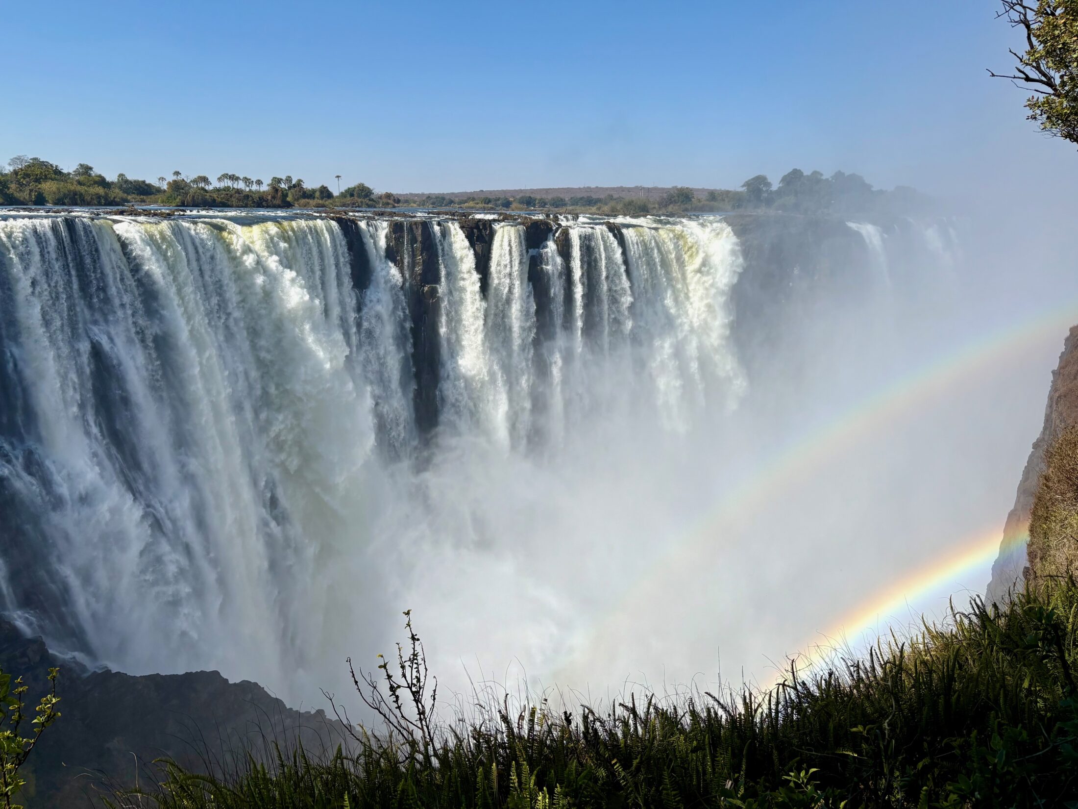Simbabwe Sehenswürdigkeiten Reisetipps Guide: Die Victoria Falls sind hinsichtlich der Wassermasse die größten Wasserfälle der Welt