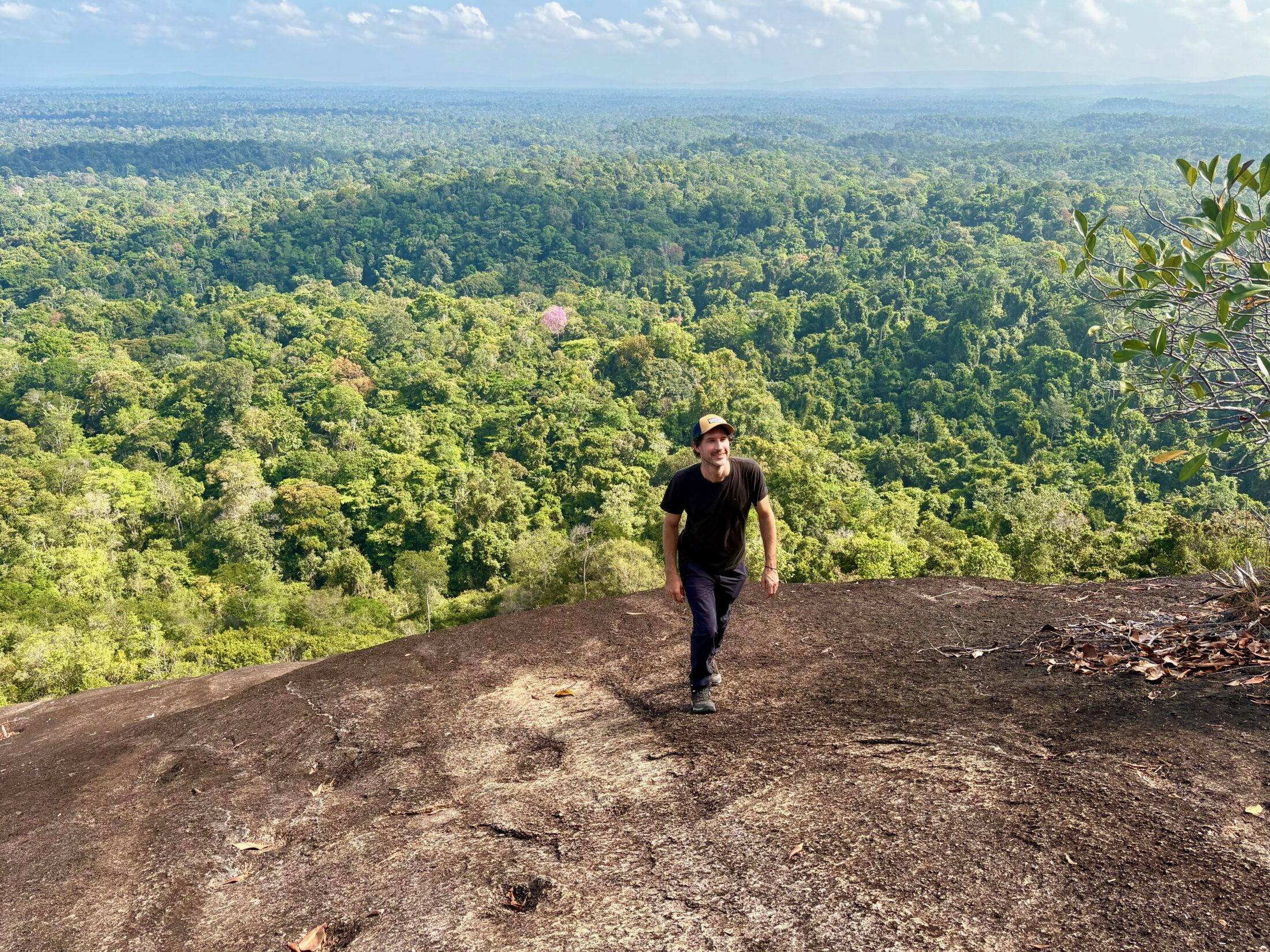 3 Guyanas Sehenswürdigkeiten Highlights Reiseplanung: Atemberaubende Aussicht vom Fredberg über den Regenwald Surinames, beliebtes Ziel für Backpacker und Abenteurer