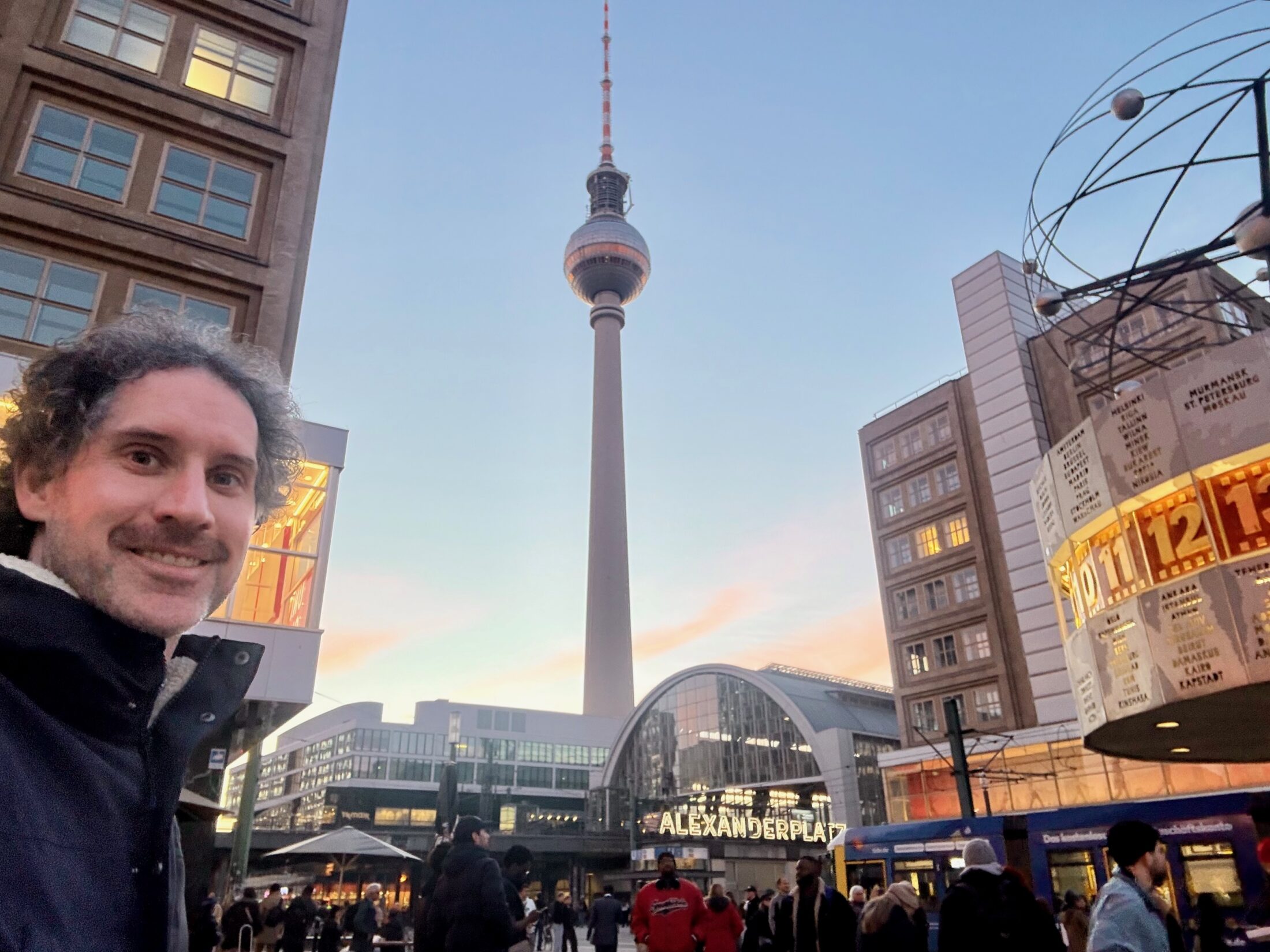 Abendstimmung am Alexanderplatz: Weltzeituhr, Fernsehturm und Bahnhof