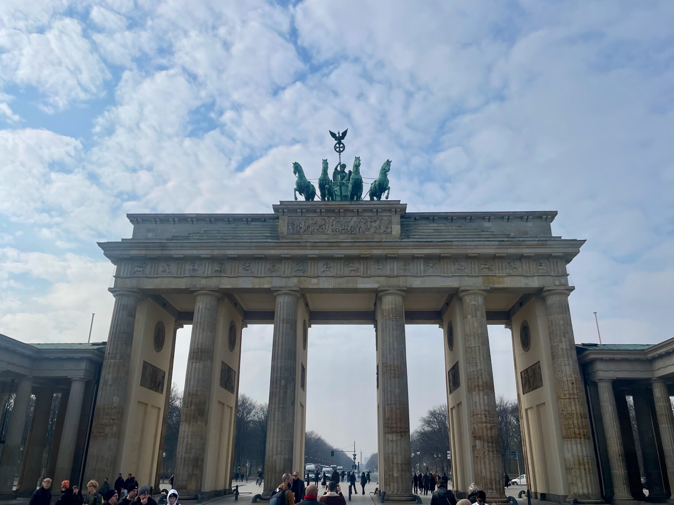 Berlin Sehenswürdigkeiten MItte zu Fuß Route: Der Start unserer Route ist das Brandenburger Tor