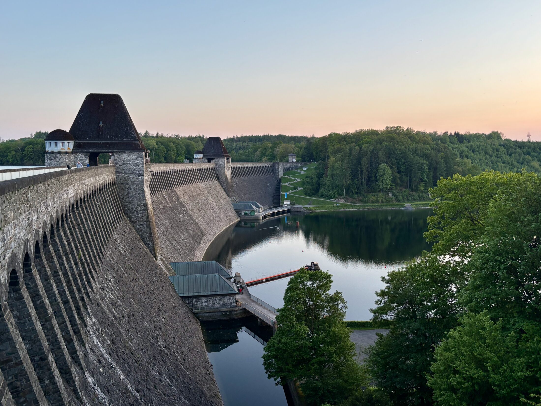 Staumauer am Möhnesee am Abend als Highlight eines NRW-Wochenendes in Soest, am Möhnesee und in Bad Sassendorf