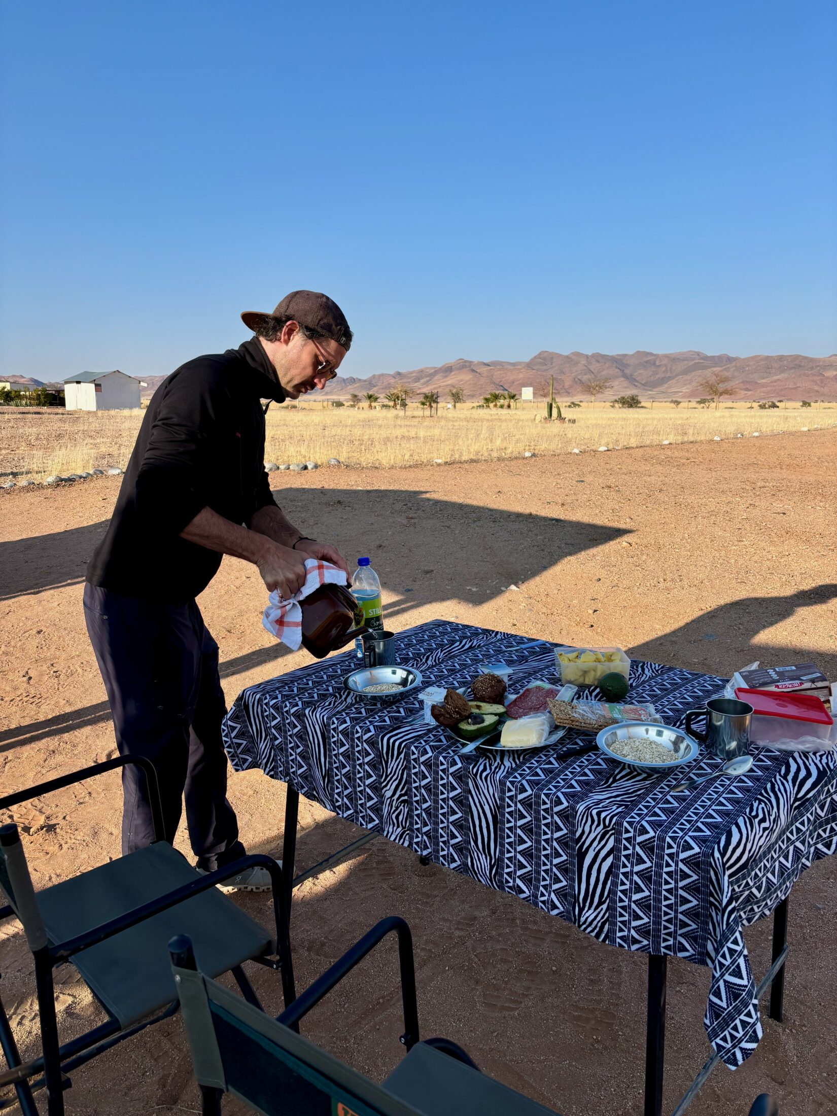 Camper-Frühstück in Namibia: Morgens die lange Wanderhose, es ist noch recht kühl